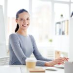 Prima lună la un job nou și o oră în care încetinești
