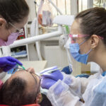 Cum să eviți infecțiile în zona implantului dentar