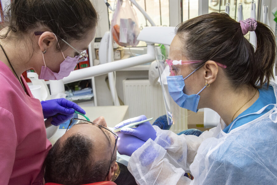 Cum să eviți infecțiile în zona implantului dentar