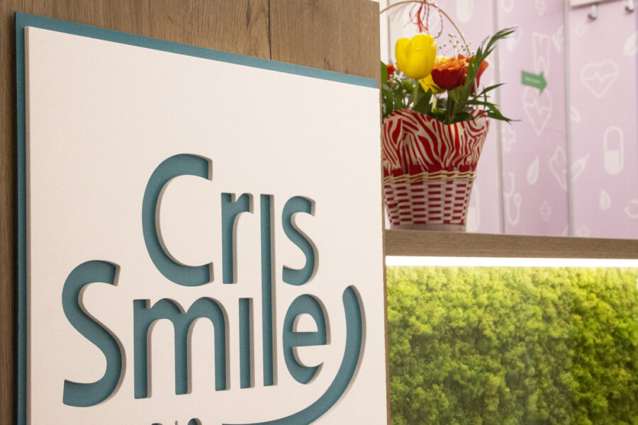 Un dinte lipsă și zile pline: implant sau punte dentară?