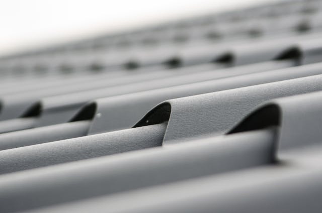 De ce montajul țiglei metalice trebuie tratat ca o operațiune tehnică și nu ca o simplă înlocuire de materiale