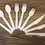 Linguri de unică folosință vs. tacâmuri din bambus: ce funcționează mai bine în cateringul românesc?